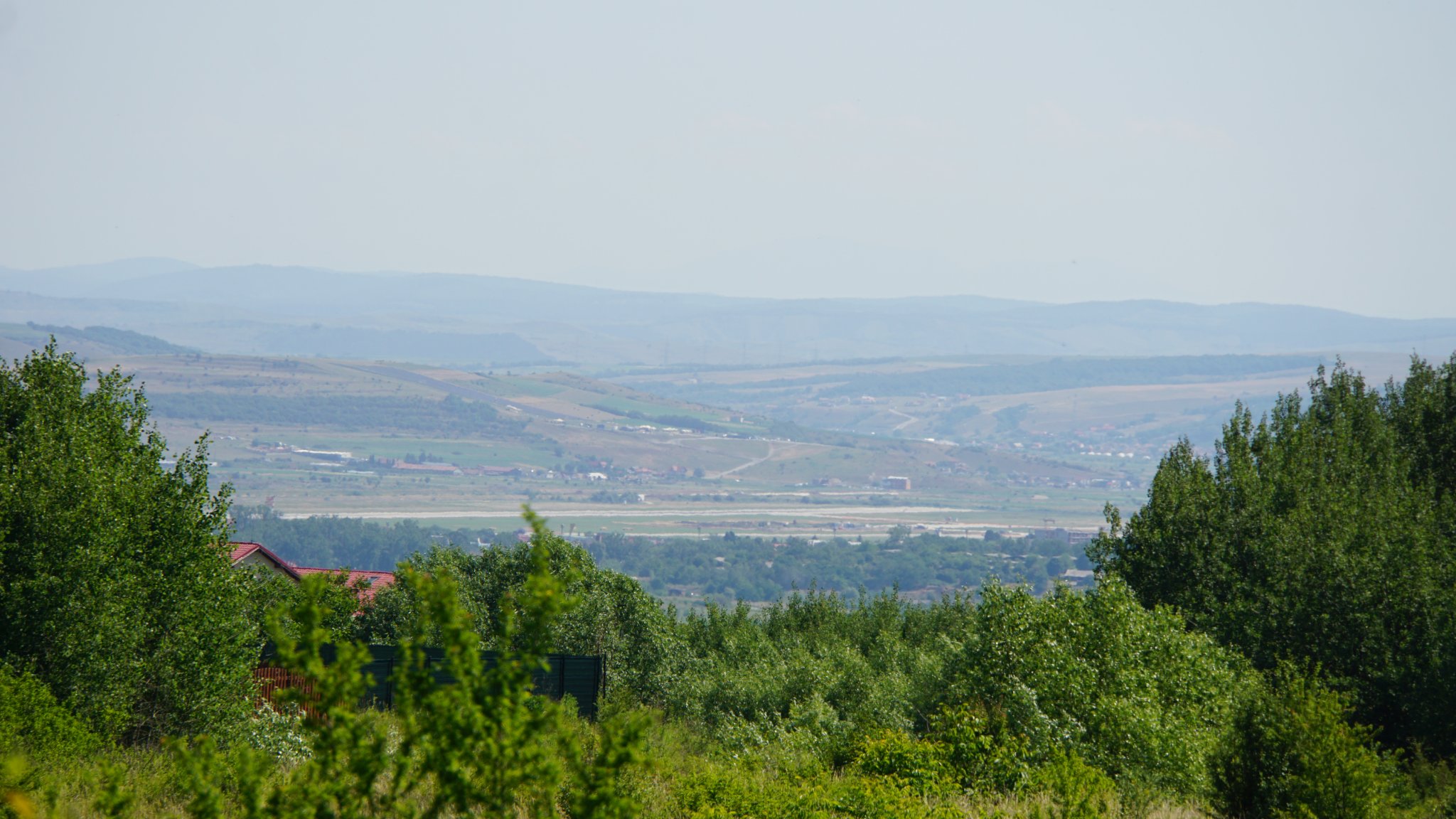 Terenul ales pentru amenajarea Parcului Bună Ziua are peste 10 hectare și vedere spre aeroport. FOTO: George Trif/ Facebook