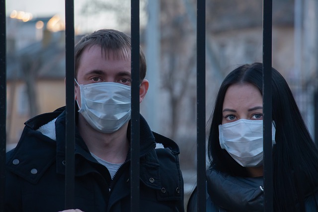 Ministrul Sănătății a făcut apel la cetățeni francezi să poarte din nou masca sanitară în spațiile aglomerate