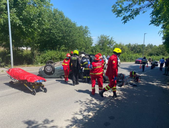 Mașină răsturnată pe strada Făgetului din Cluj-Napoca / Foto: ISU Cluj