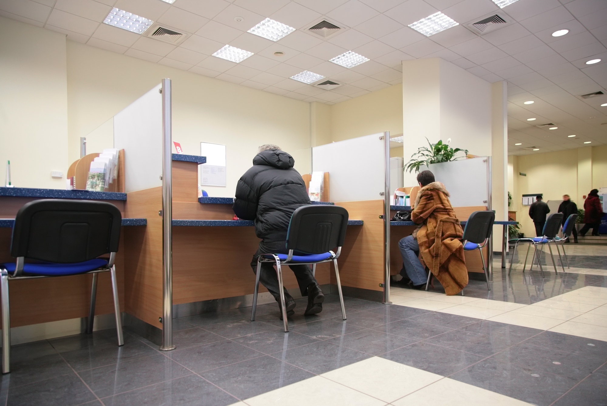 oameni la banca. sursa foto: depositphotos.com