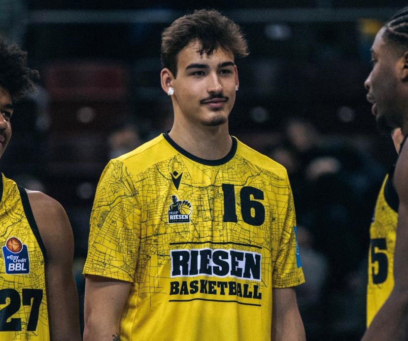 Eduard Roschnafsky în tricoul celor de la MHP Riesen Ludwigsburg