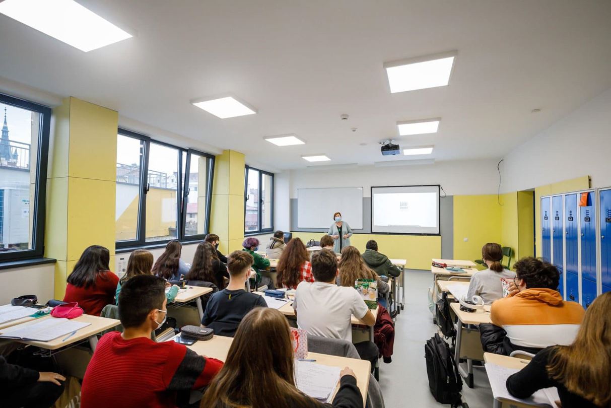 35.624 de elevi clujeni au obținut bursă / Foto: Facebook - Emil Boc