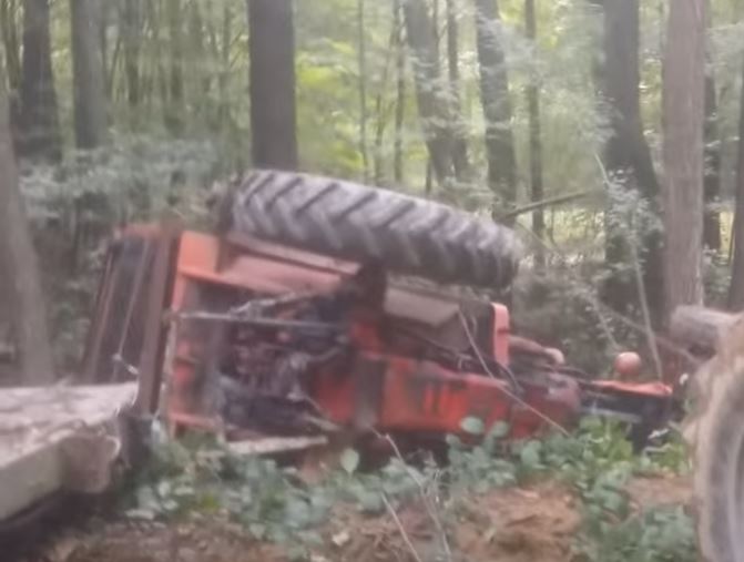 Un băiat de 16 ani aTractor răsturnat / Foto: captură ecran YouTube -  Peter Peter