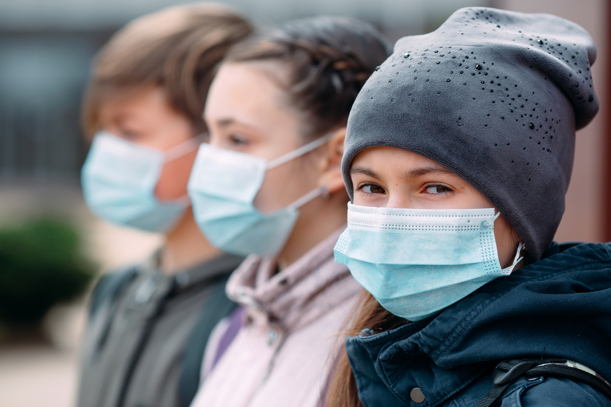 Copii cu măști medicale. sursa foto depositphotos.com
