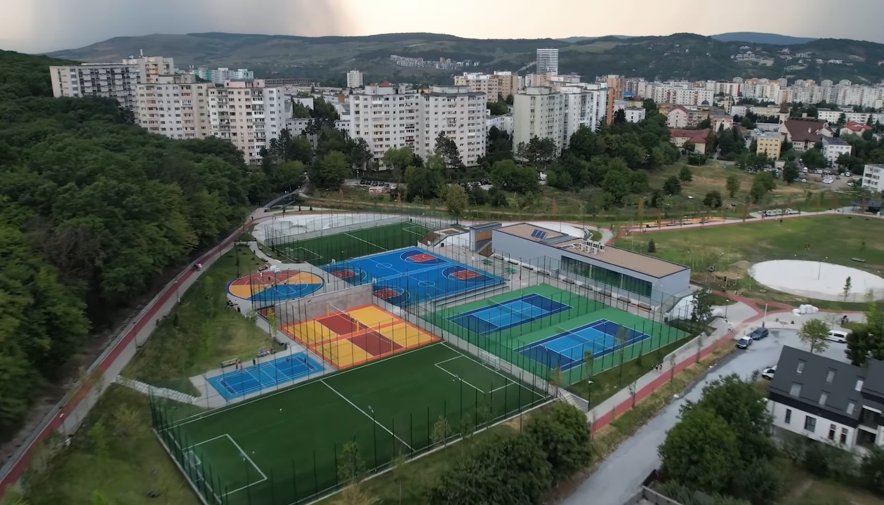 Boc încearcă să spele imaginea constructorului de la baza sportivă La Terenuri. FOTO: Facebook/ Emil Boc