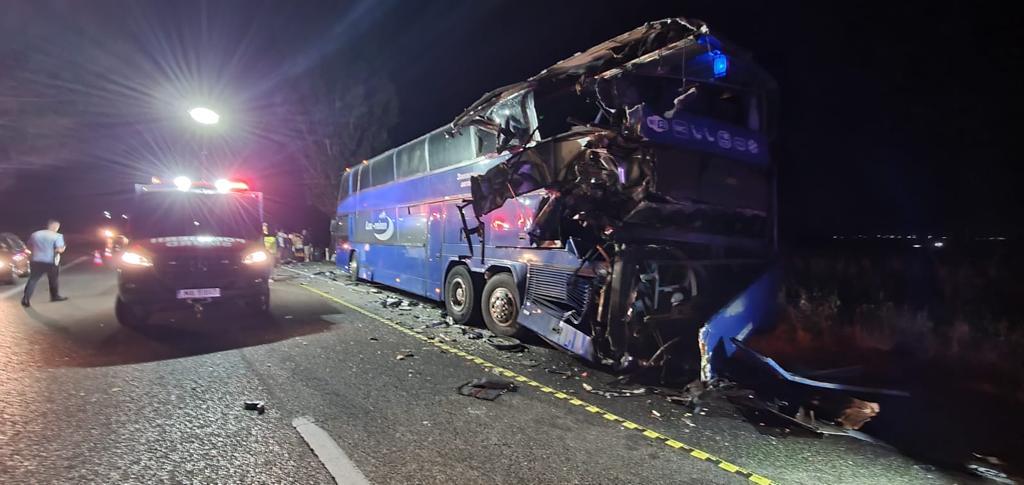 Un copil şi un adult au fost răniţi uşor după ce un autocar cu 76 de ucraineni şi un TIR s-au ciocnit. Foto: ISU Bacău