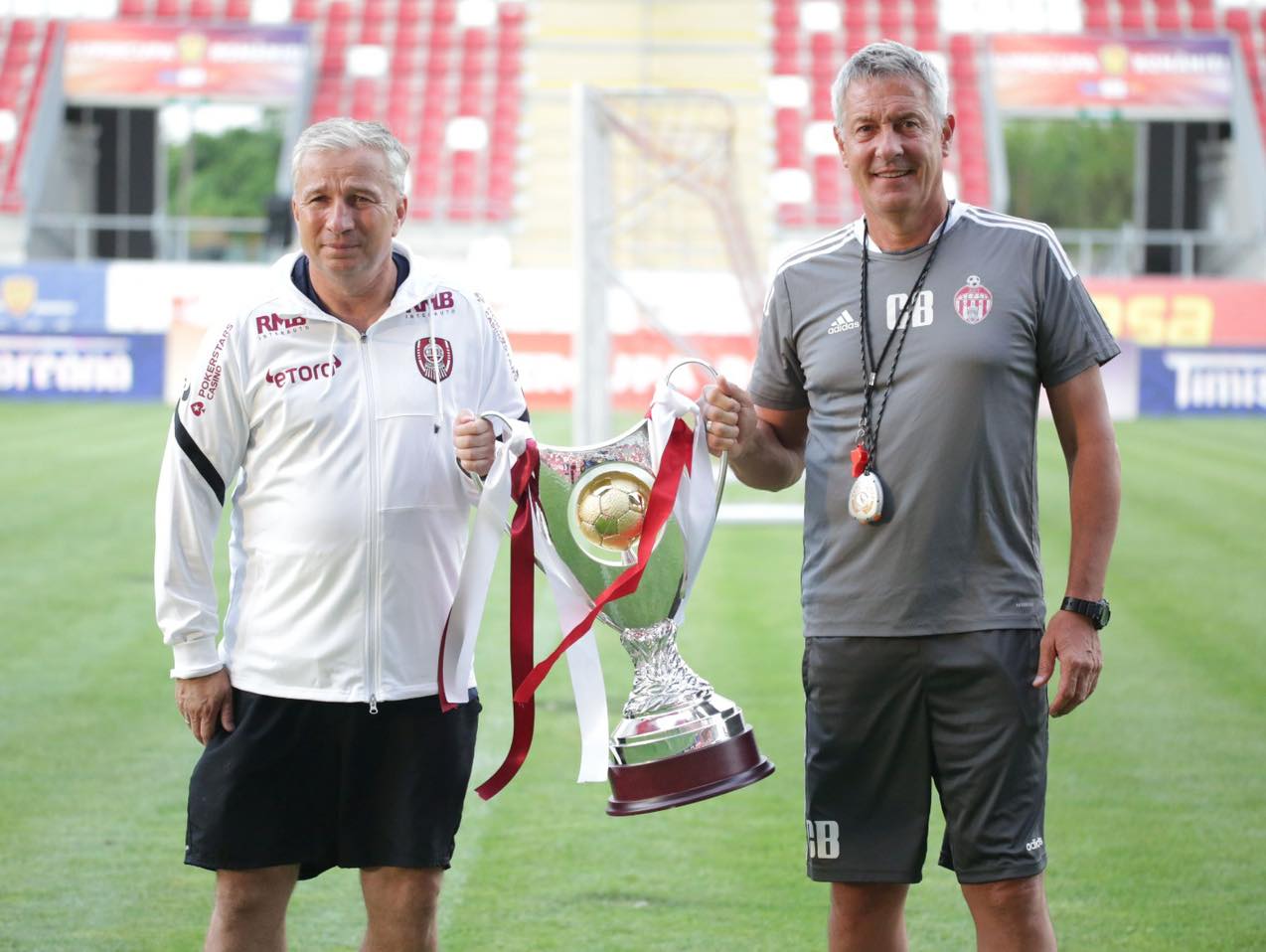 Dan Petrescu (foto stânga)