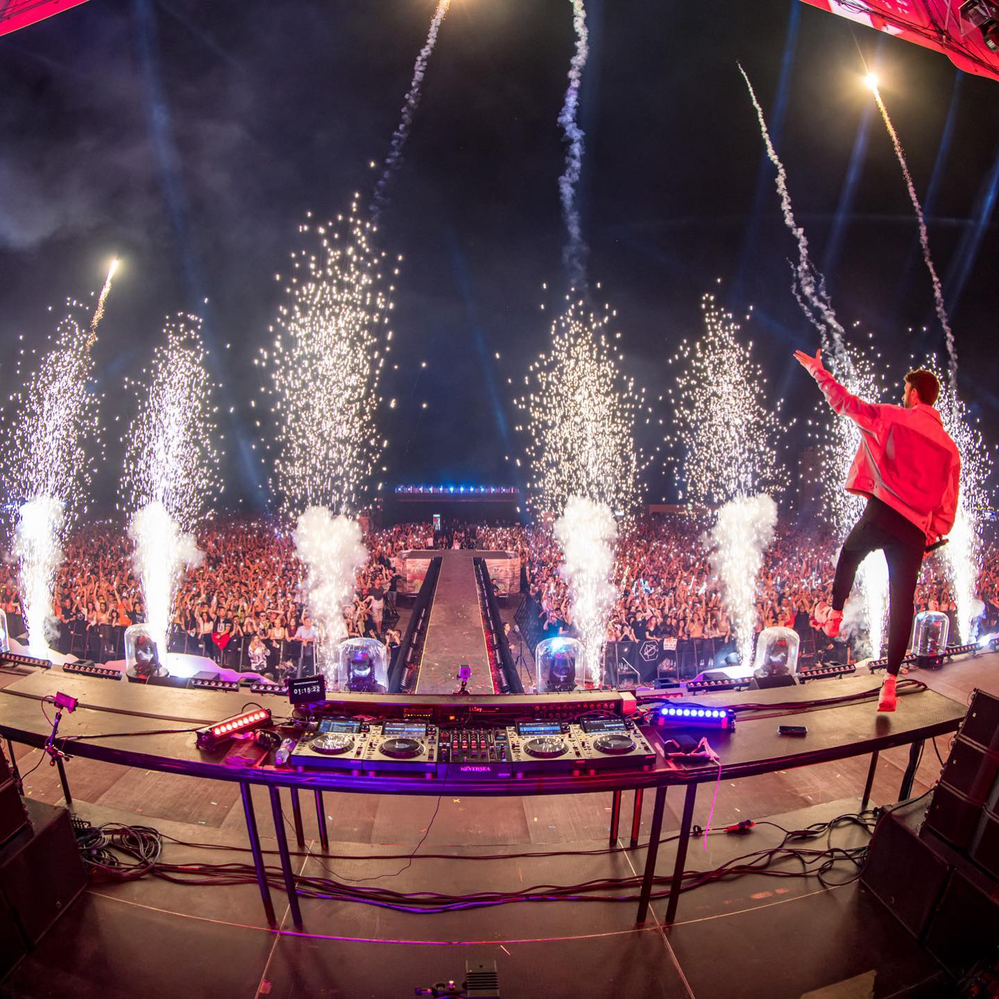 67.000 de participanți în a doua zi de Neversea! Olandezul Don Diablo a ieșit în mijlocul fanilor purtând steagul României