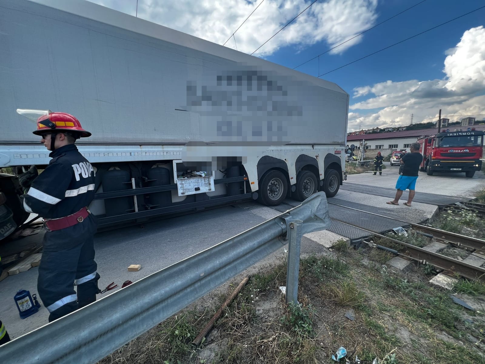 TIR BLOCAT pe linia ferată
