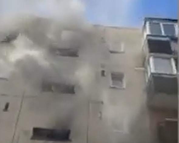 Până la sosirea pompierilor mai mulți locatari s-au autoevacuat/ Foto: Captură ecran video