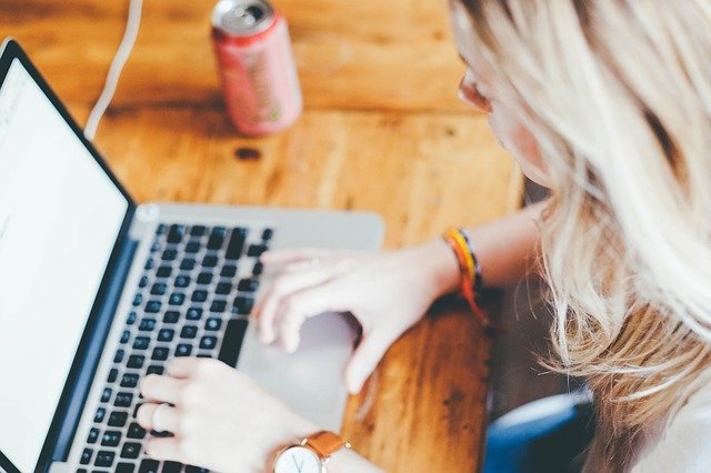Studenții UBB cu bursă socială vor primi laptopuri cu conexiune la internet/ Foto: pixabay.com