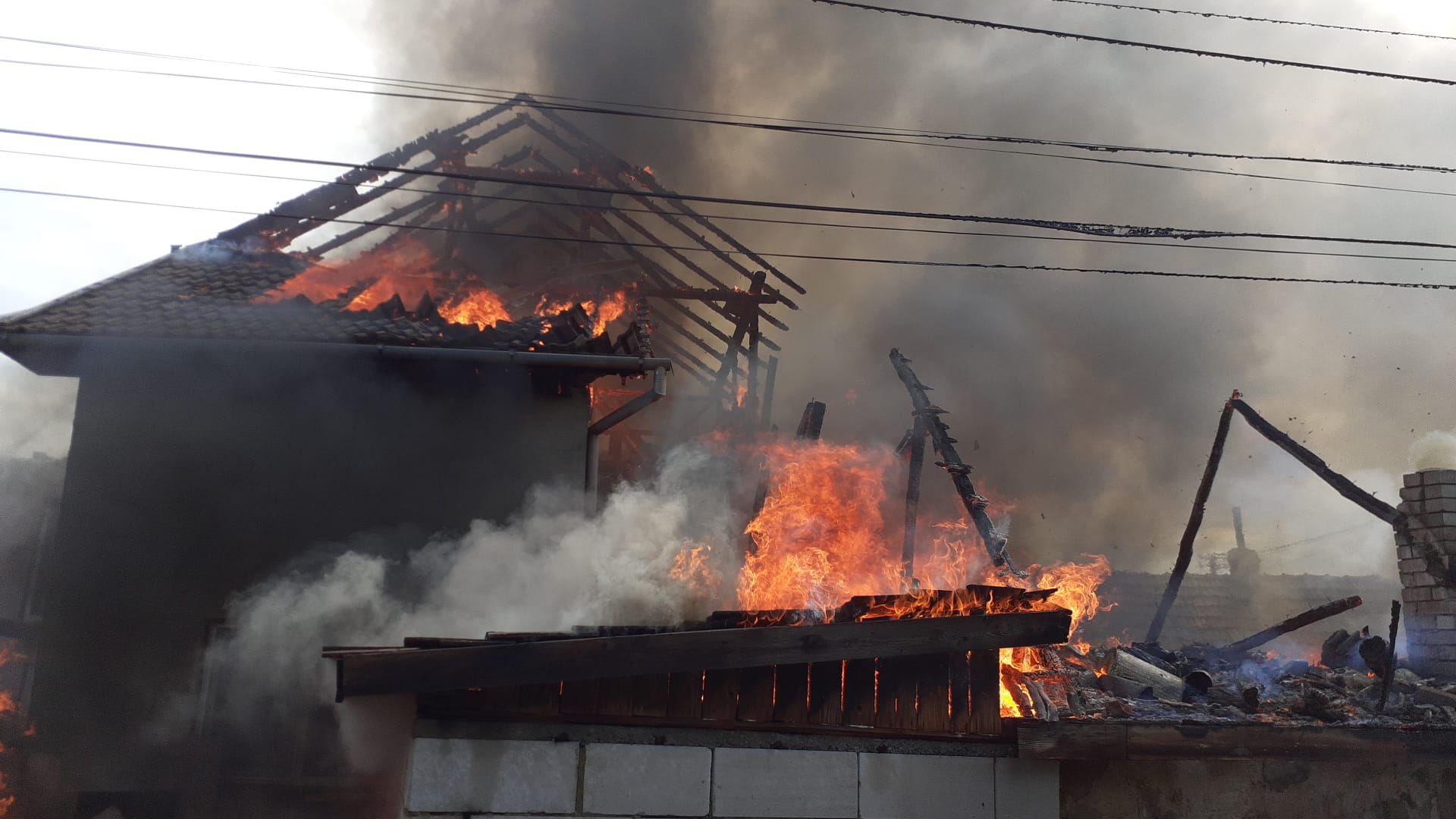 Pompierii clujeni au intervenit pentru stingerea incendiului/ Foto: ISU Cluj
