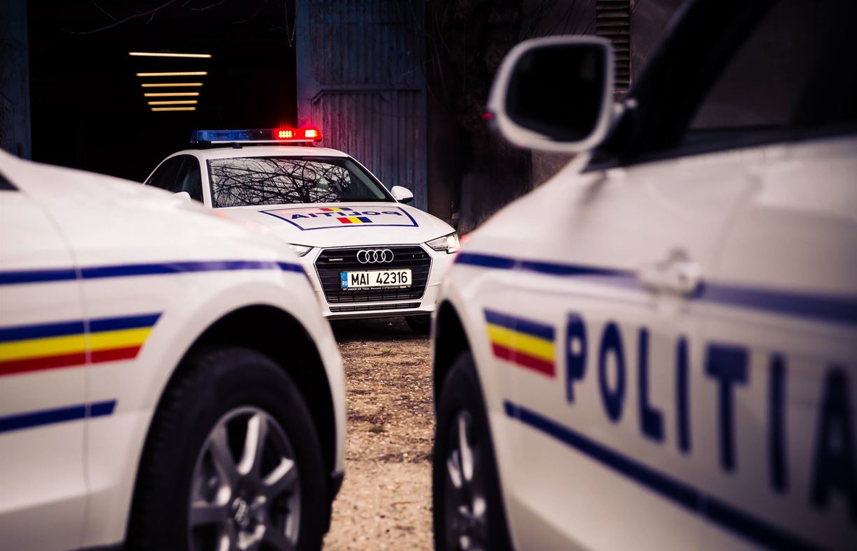 Doi băieți și o fată de 20 de ani