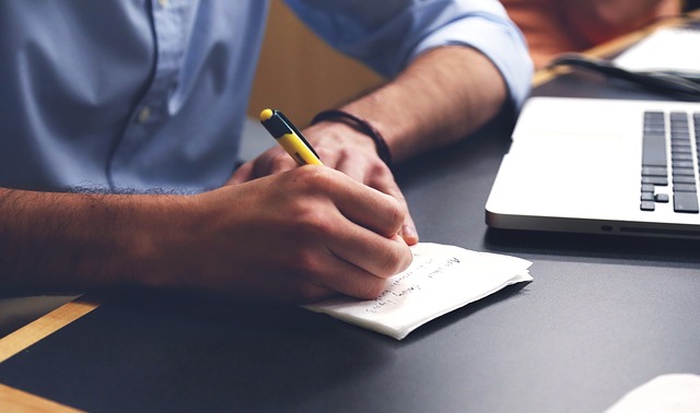 Un specialist în taxe are un salariu care variază între 900 și 1.400 de euro net pe lună/ Foto: pixabay.com