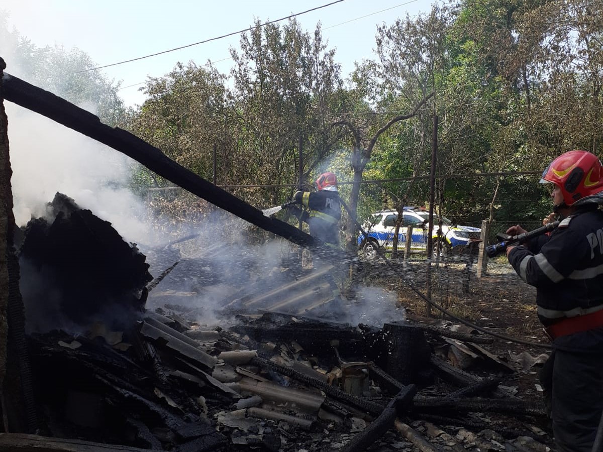 Pompierii clujeni au intervenit vineri la un incendiu din comuna Sic