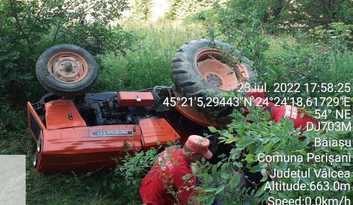 Două persoane au fost prinse sub un tractor care s-a răsturnat