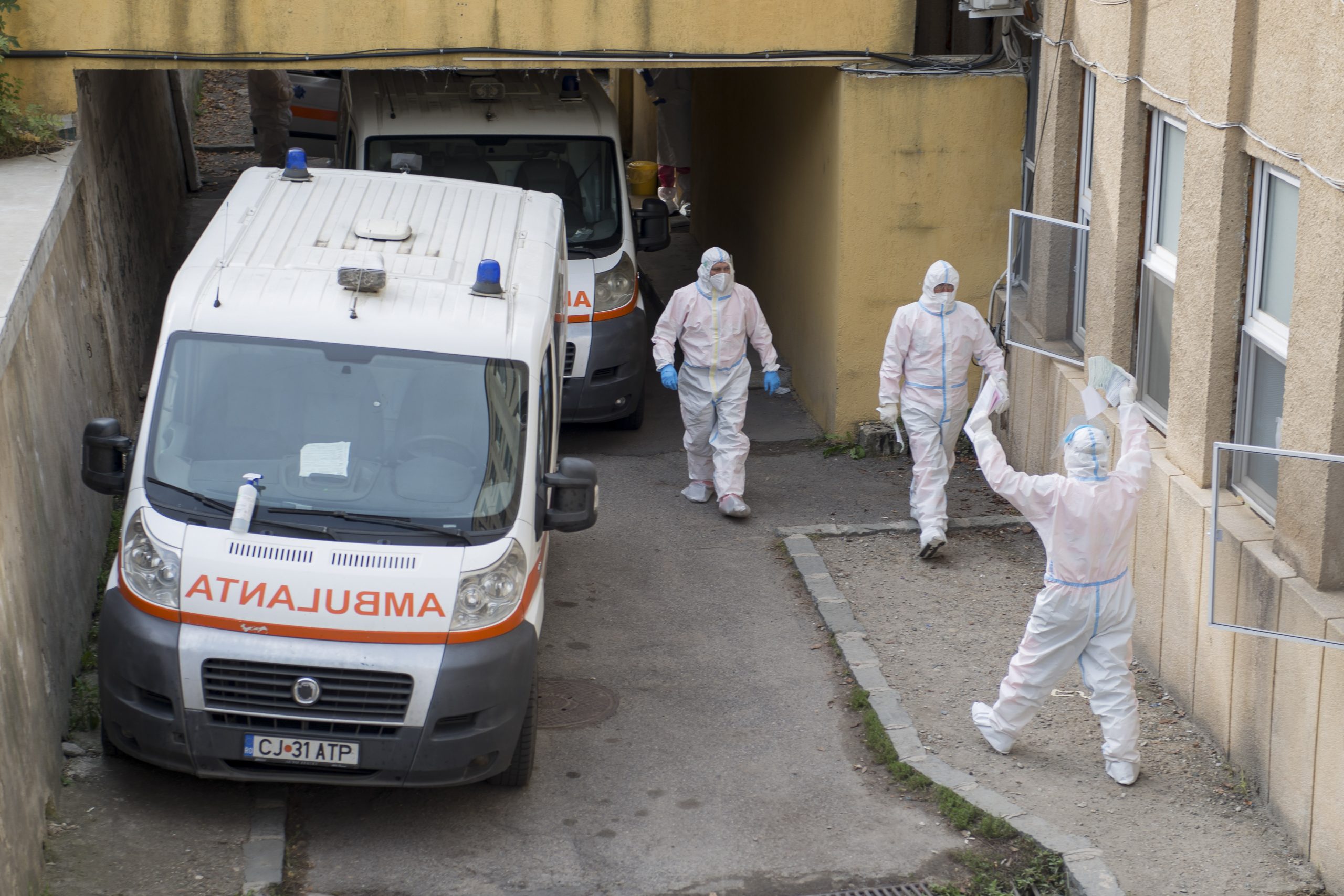 Ambulantieri in curtea spitalulului Clinic de Boli Infectioase Cluj-Napoca