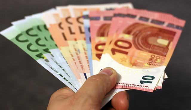 Euro ar putea ajunge la 5