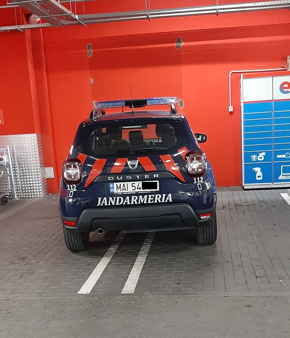 O mașină de jandarmi parcată pe două locuri