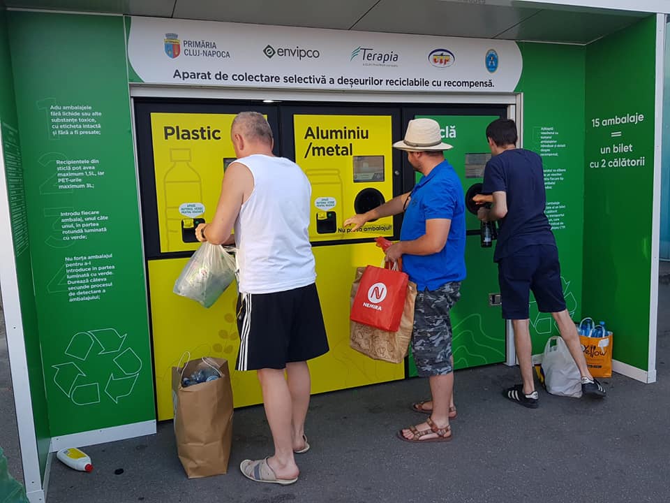 Clujenii reciclează și primesc bilete gratis de autobuz. Foto: Facebook/ Radu Boloveschi
