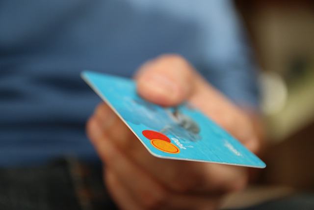 Toate cardurile pe care se vor încărca voucherele sociale vor fi emise până la finalul săptămânii următoare / Foto: pixabay.com