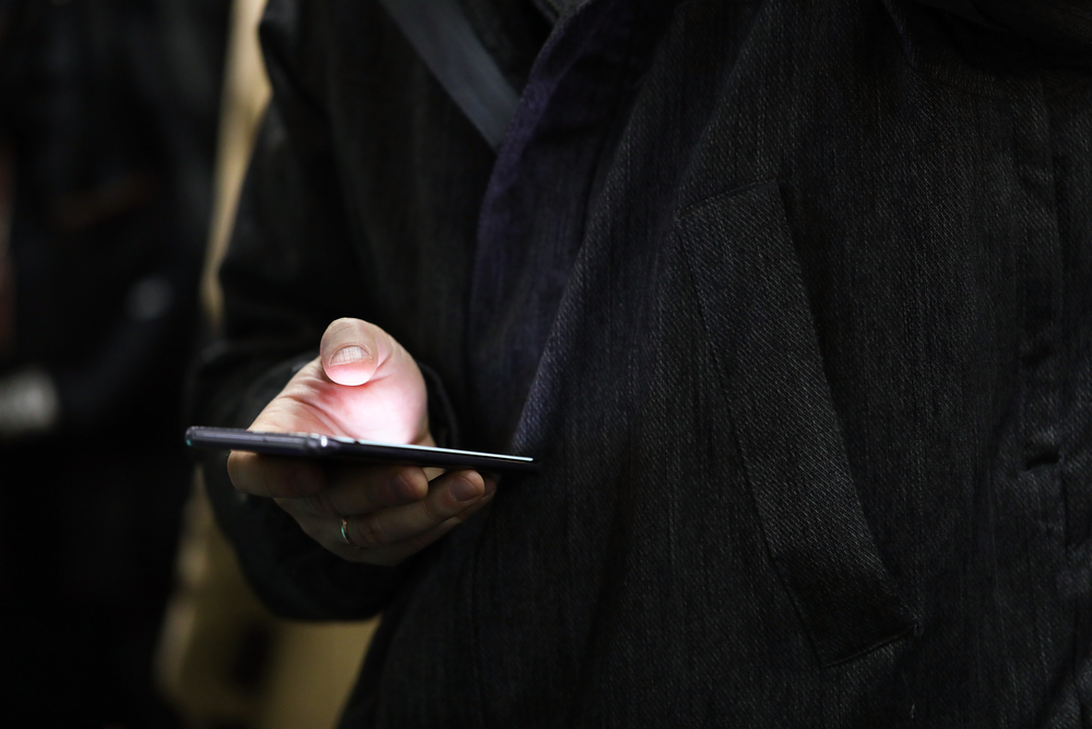 I-a cerut mobilul ca să dea un telefon și apoi a refuzat să i-l înapoieze. Foto: Depositphotos.com