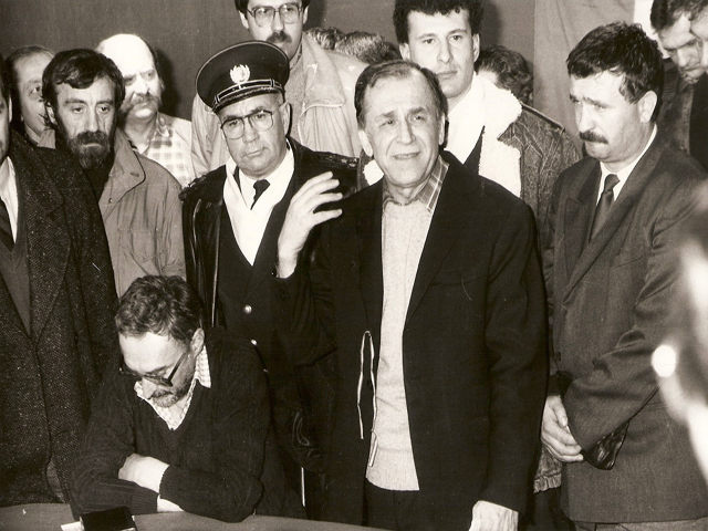 Ion Iliescu la TV în timpul Revoluției Române de la 1989 / Foto: Wikipedia