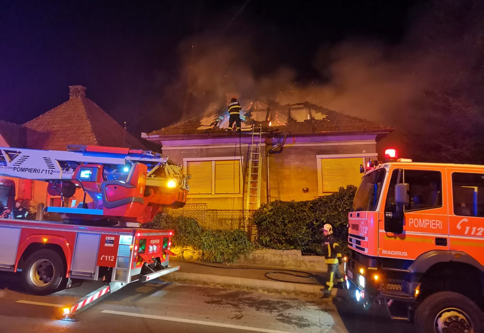 Un incendiu puternic a izbucnit joi dimineață pe strada Gruia din municipiul Cluj-Napoca/ Foto: ISU Cluj