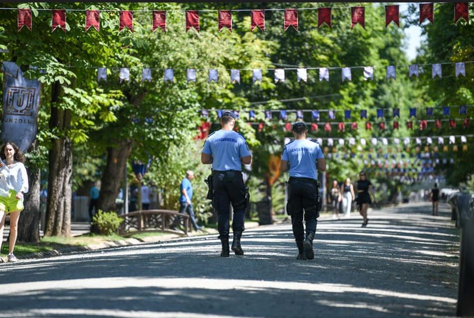 Sute de jandarmi și polițiști