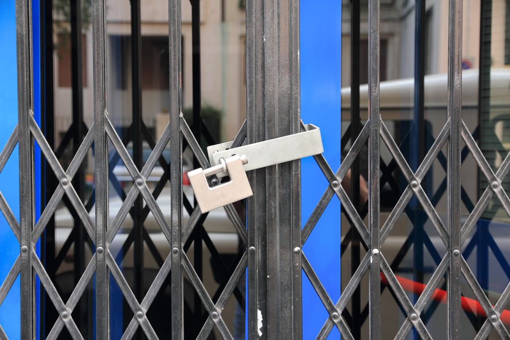 Multe contracte de muncă cu timp parțial de lucru au fost reziliate și multe afaceri pun lacătul pe ușă / Foto: depositphotos.com
