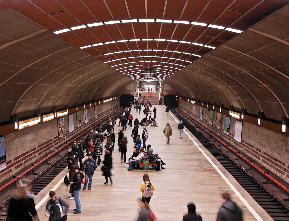 Un bărbat a murit după ce a căzut pe şinele de la metrou