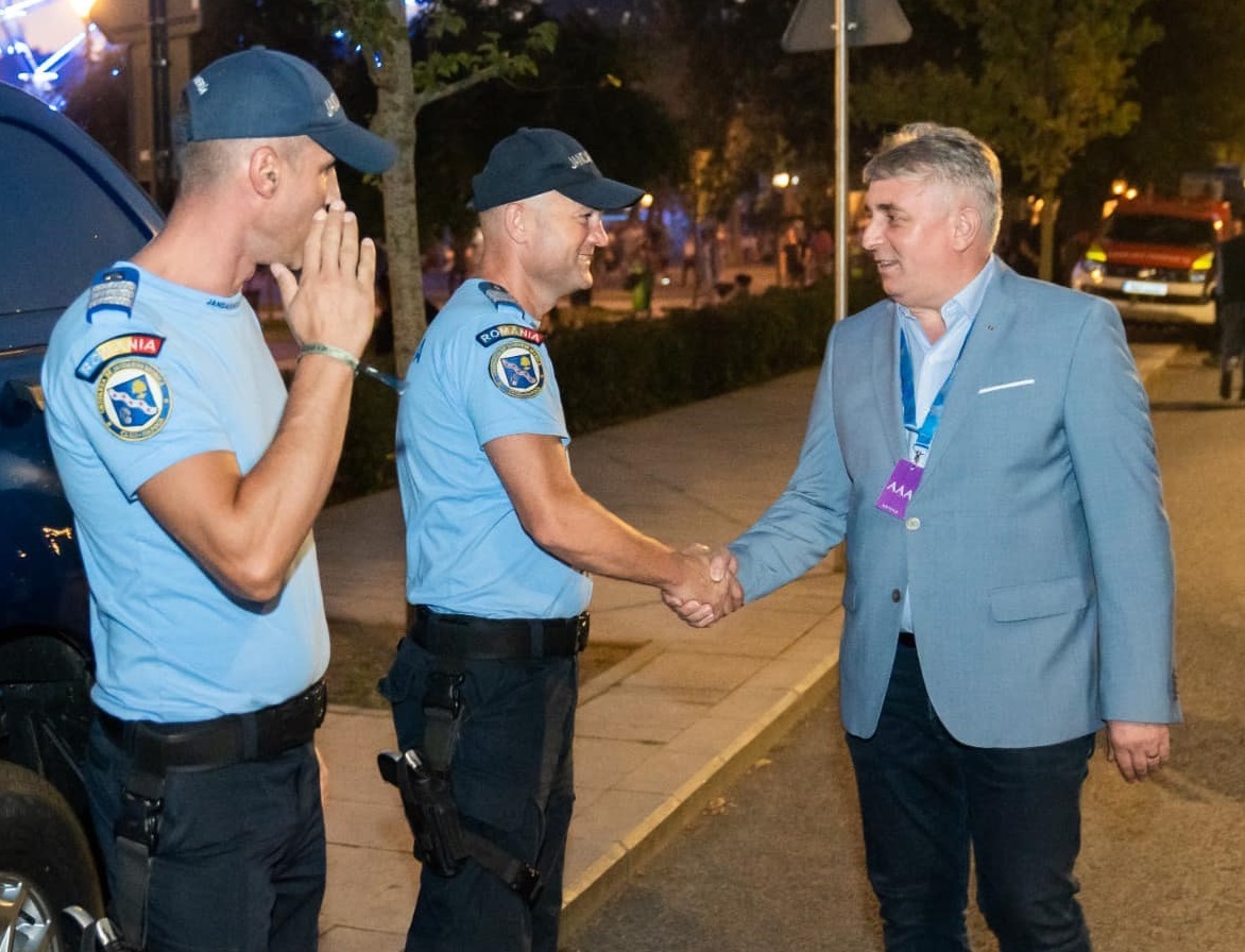 Lucian Bode salută doi jandarmi. Sursă foto Facebook Ministerul Afacerilor Interne