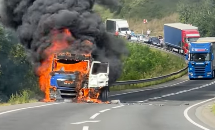 Un autocamion a fost cuprins de flăcări