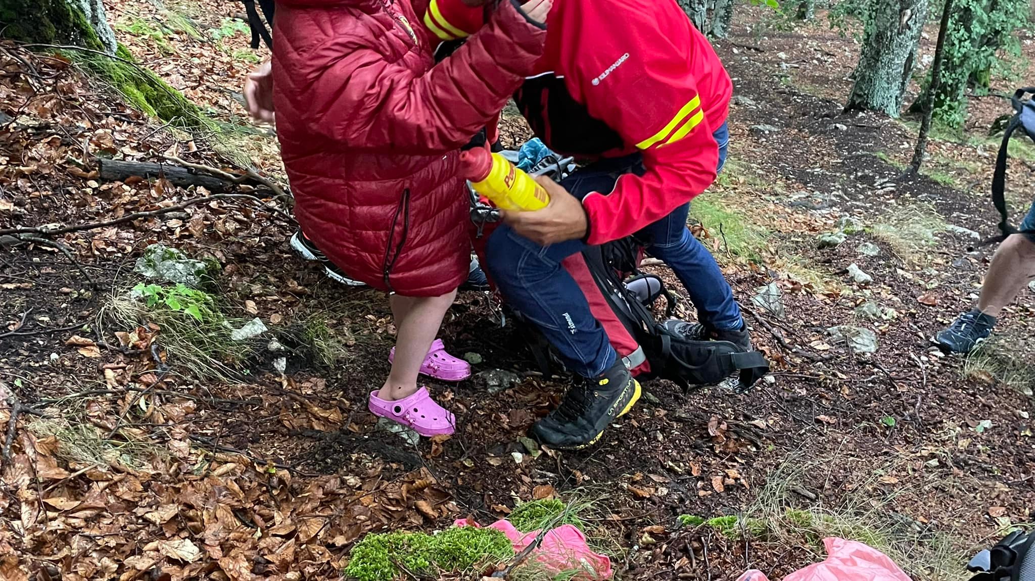 O familie a fost salvată de salvamontiști pe Vârful Vârtoapele după ce au fost prinși de codul portocaliu de vijelii/ Foto: Facebook - Formația Salvamont Câmpulung Muscel