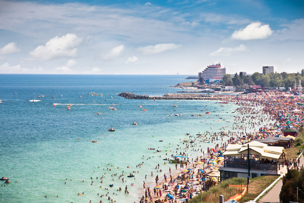 Turiștii români fac probleme nu doar la munte