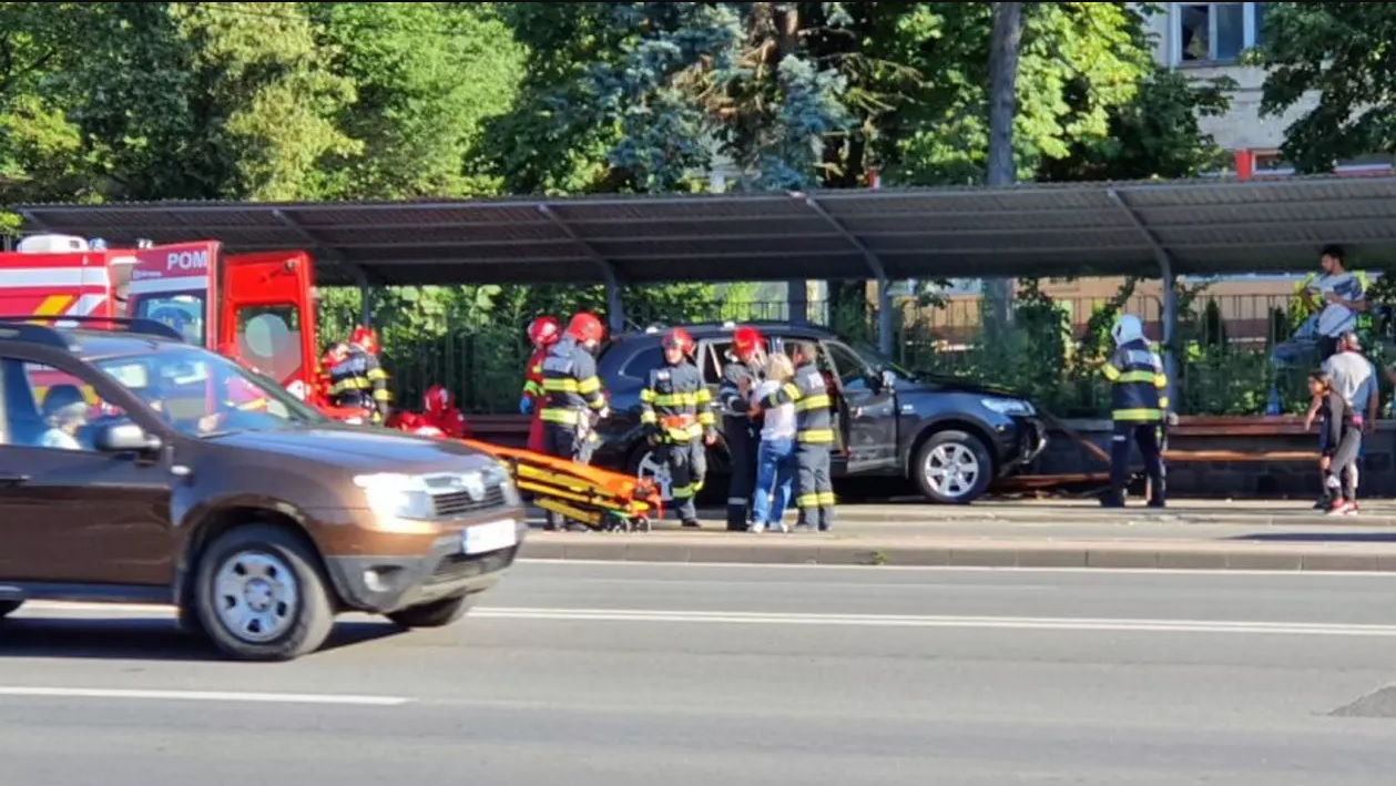 Un șofer a intrat cu mașina în stația de autobuz după ce a făcut infarct la volan. FOTO: Libertatea