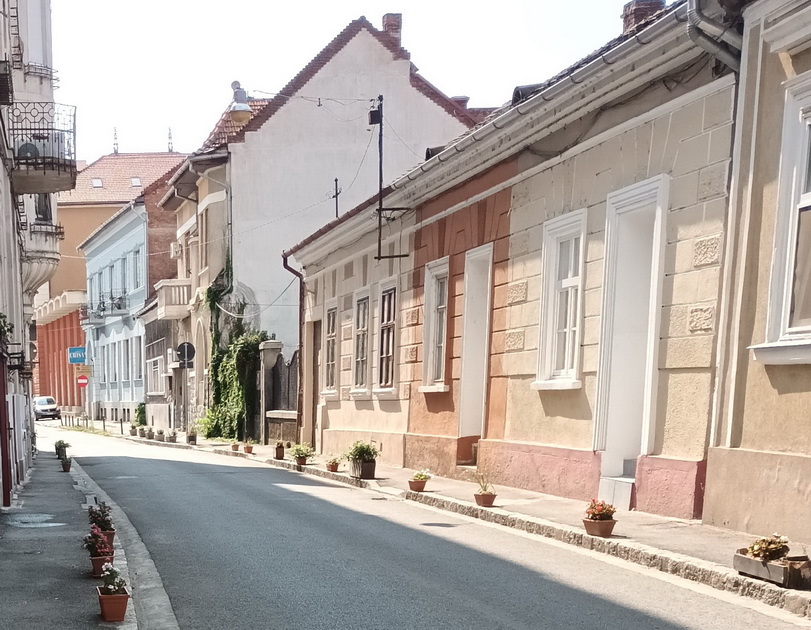 INGENIOS. Cum încearcă orădenii să scape de mașinile parcate pe trotuare? FOTO: www.ebihoreanul.ro