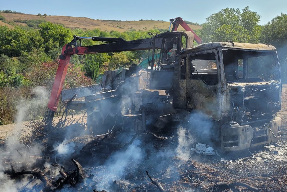 Un autocamion a fost cuprins de flăcări
