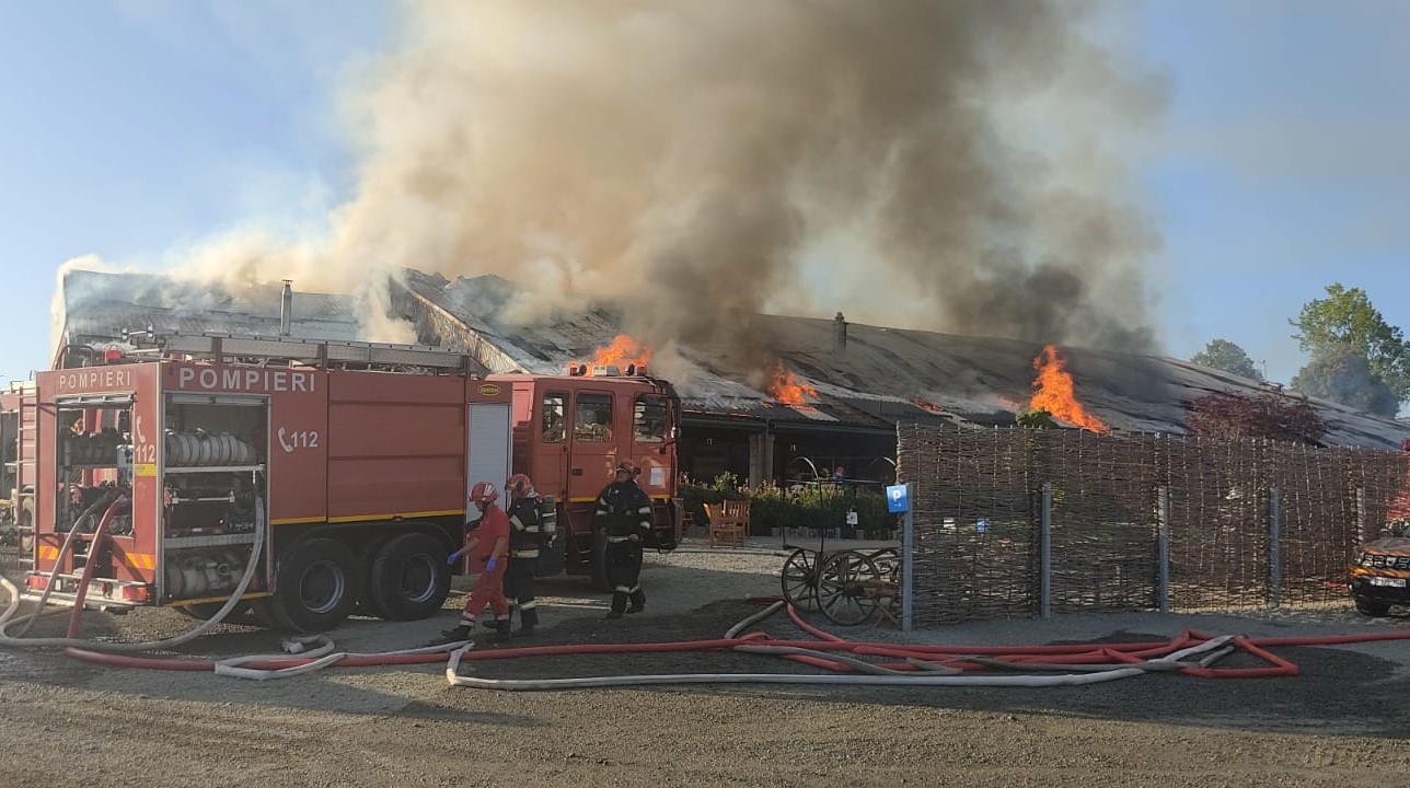 Un incendiu puternic a izbucnit vineri dimineață la un restaurant din Turda