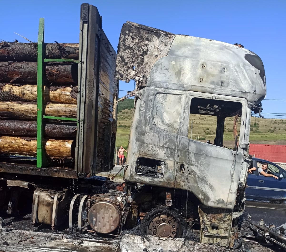 Un camion încărcat cu lemne a fost cuprins de flăcări