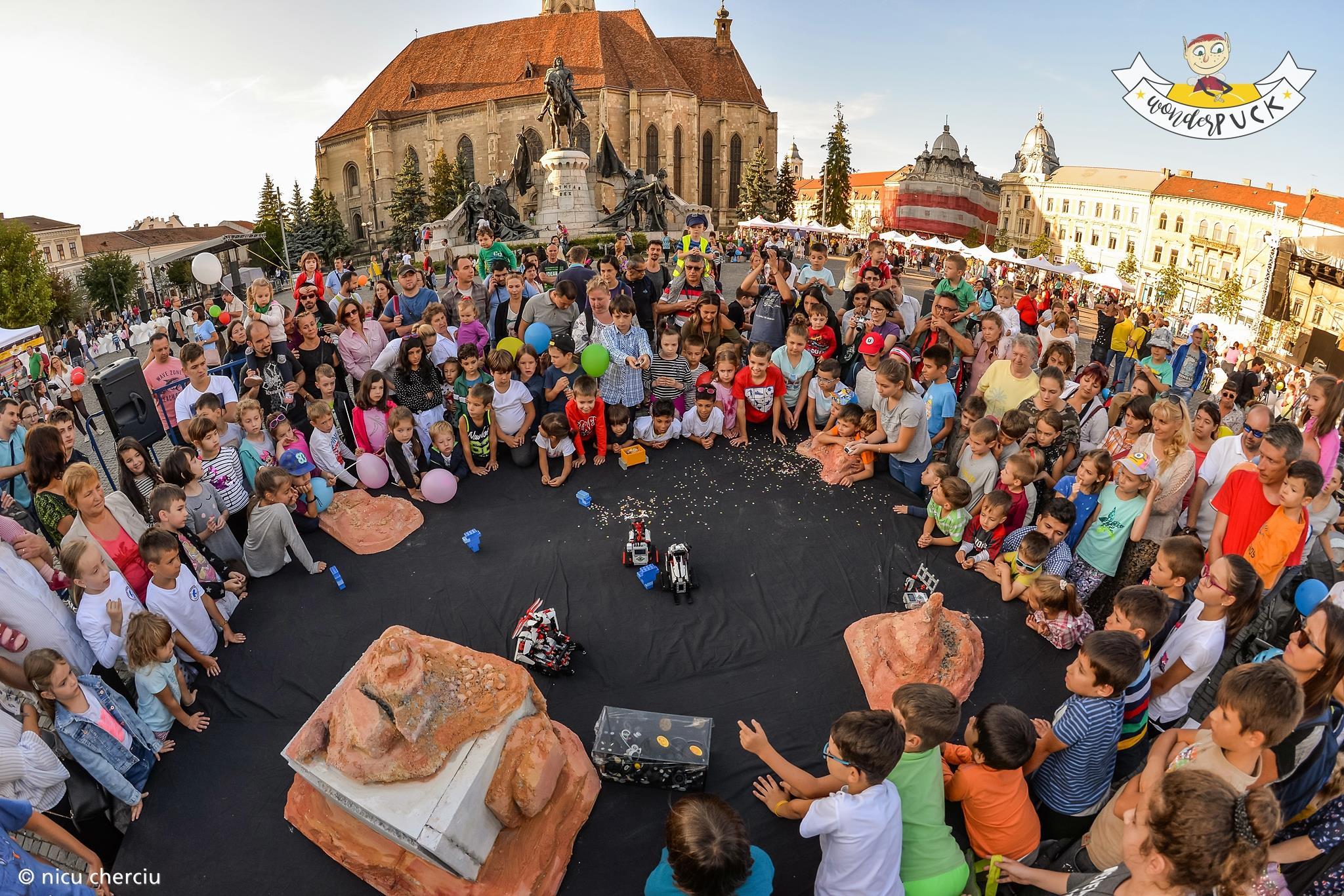 Peste 300 de artiști din țară și străinătate