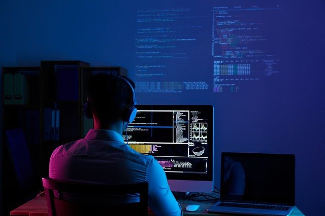 Un inginer tehnico-comercial poate câștiga până la 1.300 de euro net pe lună/ Foto: pixabay.com