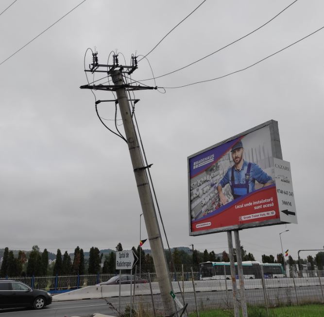 Un stâlp de înaltă tensiune „stă” să se dărâme