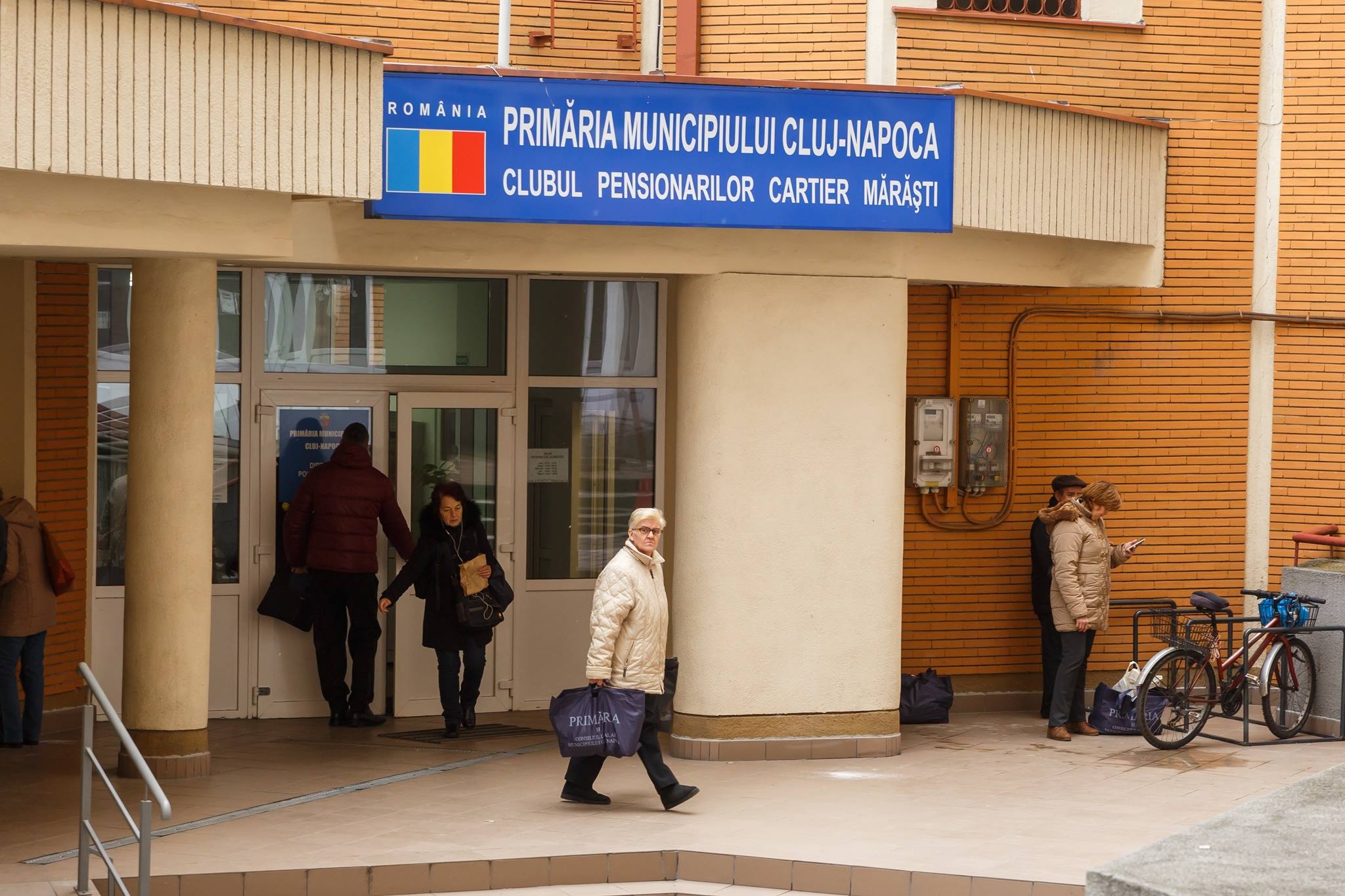 A început distribuirea cardurilor sociale pentru alimente. Peste 4.000 de beneficiari. FOTO: Facebook/ Municipiul Cluj-Napoca