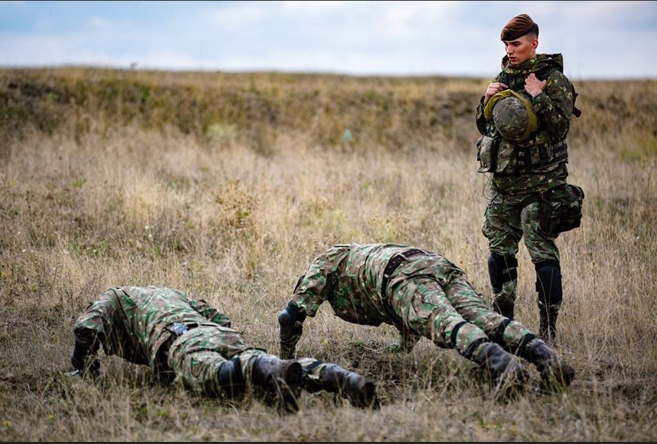 Românii între 18 și 35 de ani se vor putea înscrie într-un stagiu militar voluntar / Foto: Facebook - Ministerul Apărării Naționale