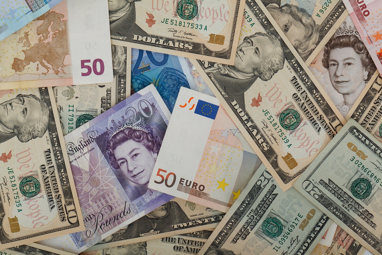 Economiștii avertizează: „Păstrați-vă economiile în dolari