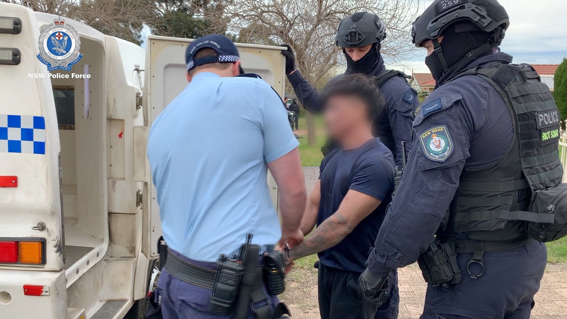 Patru persoane au fost arestate după ce poliţia australiană a găsit peste 190 de kilograme de droguri ascunse într-un Bentley vintage