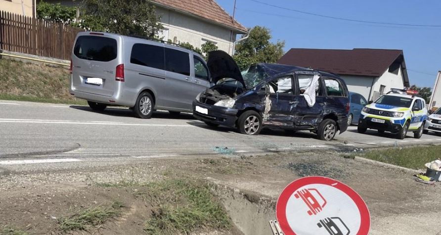 Mamă și doi copii ucraineni