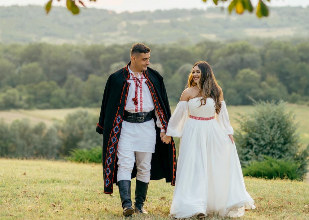 Liderul AUR  a anunțat constant pe pagina sa de Facebook informații despre ceremonia nunții/ Foto: Facebook - George Simion