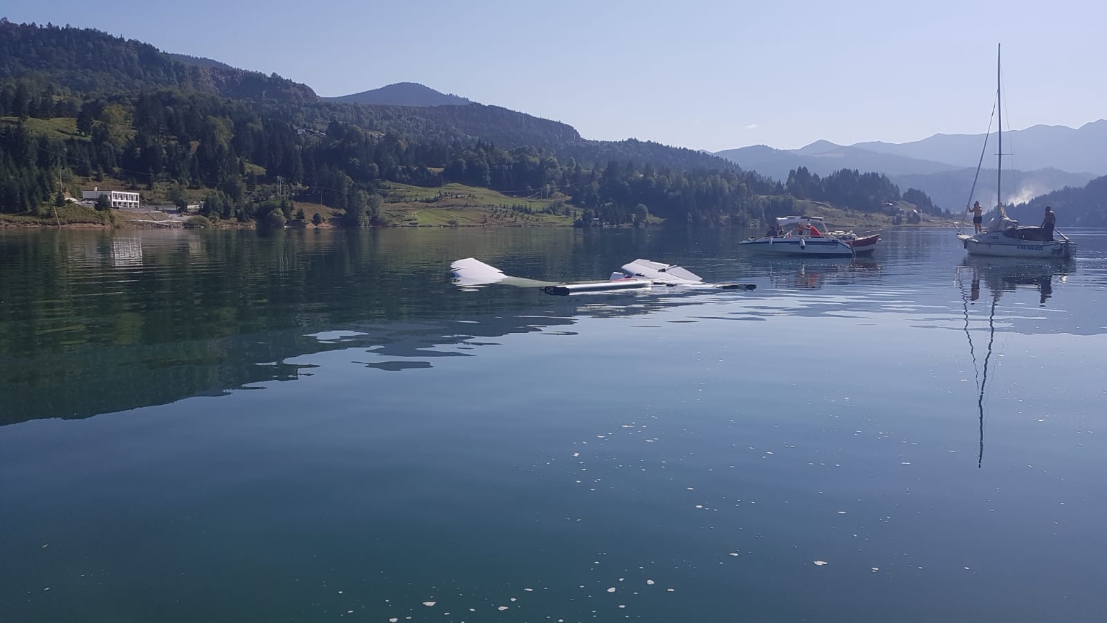 Un avion cu două persoane la bord s-a prăbuşit